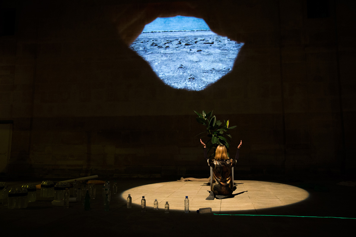 Performance de l'artiste Brigita Zrustova "Jusqu'à l'absurde" lors de la Nuit Blanche 2018 à la mairie du 2ème à Paris le 06/10/2018