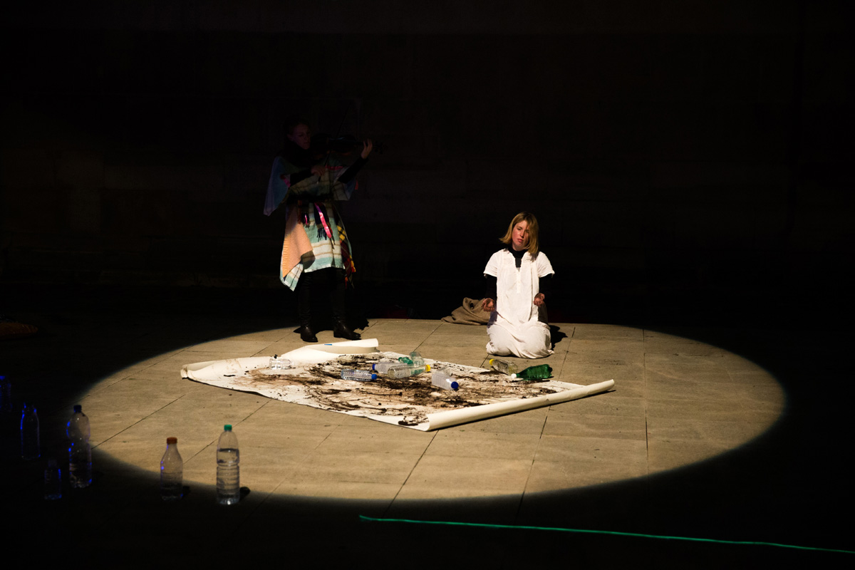 Performance de l'artiste Brigita Zrustova "Jusqu'à l'absurde" lors de la Nuit Blanche 2018 à la mairie du 2ème à Paris le 06/10/2018